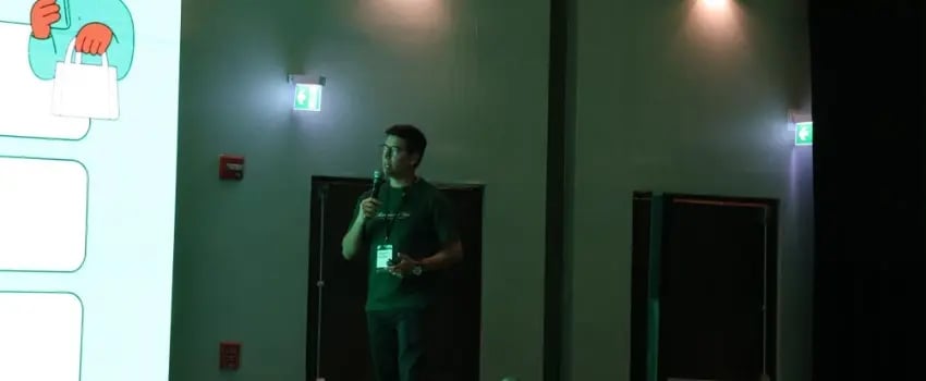 Fotografía de Alejandro Mendoza en su conferencia sobre ventas en WhatsApp 