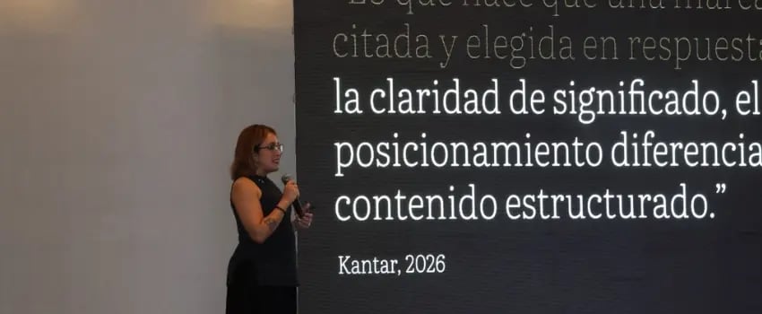 Fotografía de Mariana García, SEO Manager en Interius, en su conferencia sobre el GEO/AEO y cómo el SEO se transforma en la era de la IA