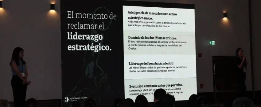 Fotografía de Gabriela Bustani y Kamila Sánchez en su conferencia sobre los "CMO Market Shapers" 