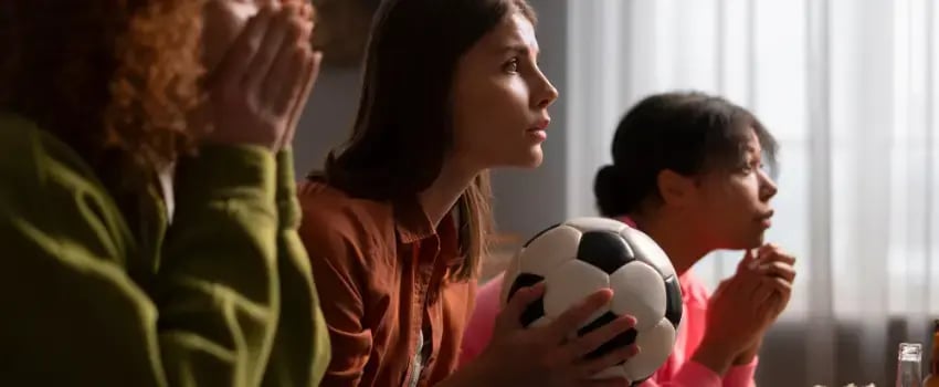 Fanáticas viviendo la emoción del deporte, un elemento clave para el marketing en tiempos de Mundial