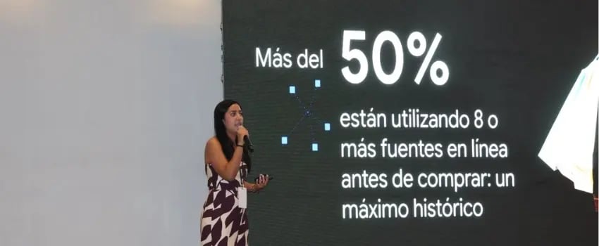 Fotografía de Jennifer Ponce de Google, en su conferencia sobre la evolución del search en el Digital Marketing Summit 2026