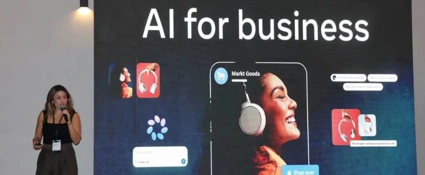 Fotografía de Alejandra Aguilar en su conferencia "AI for Business" en el Digital Marketing Summit 2026