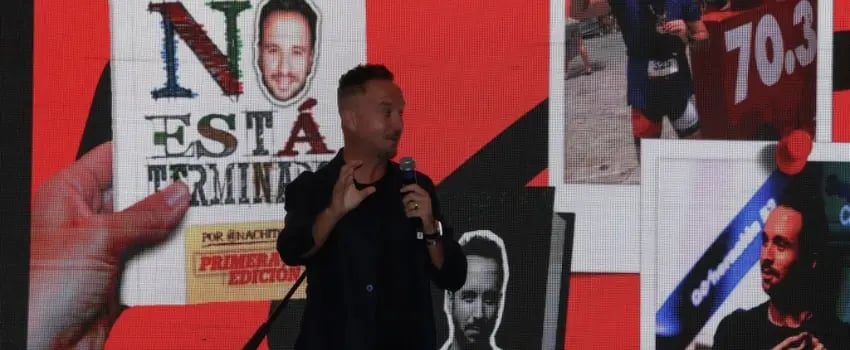 Fotografía de Nacho Llantada, artista y conferencista en el Digital Marketing Sumit 2026