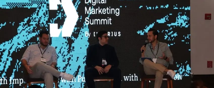 Fotografía sobre el panel de inteligencia artificial con Karim Touma y Alberto Márquez, moderado por Mauricio Muñoz en el Digital Marketing Summit 2026