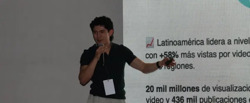Fotografía de Yair Guerrero de TikTok en su conferencia sobre los eventos masivos y TikTok