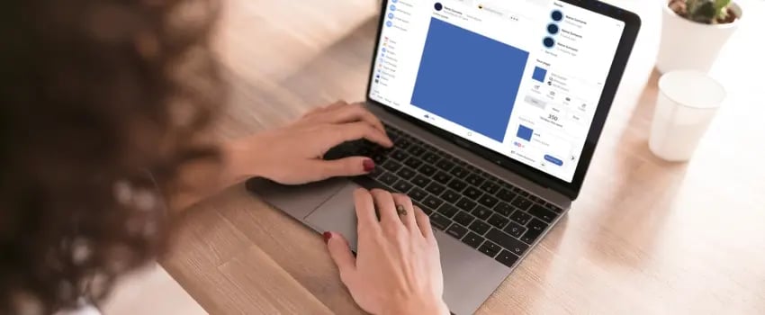 profesional creando un post de LinkedIn promocionando a la marca empleadora