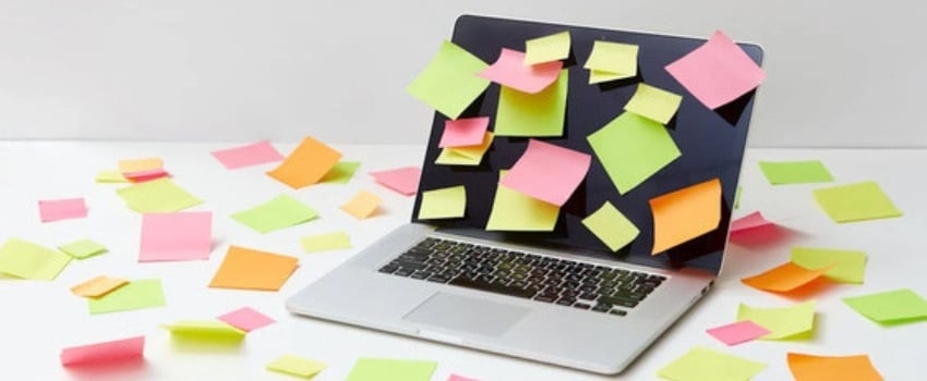 Laptop llena de post its que se usan para una estrategia de content marketing