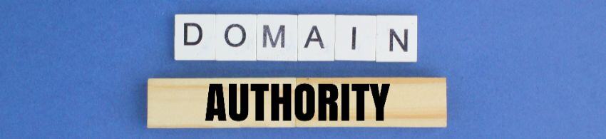 Fichas de letras que dicen autoridad de dominio como un KPI de content marketing en un fondo azul