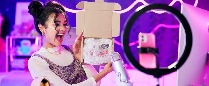 Persona mostrando un producto a la cámara, grabando un video para hacer marketing en TikTok, demostrando el tipo de contenido más exitoso, user generated content