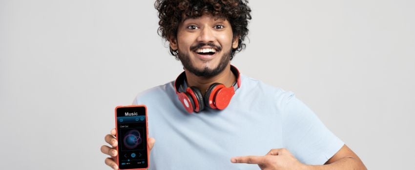 Persona mostrando su Spotify Wrapped, ejemplo de mercadotecnia personalizada