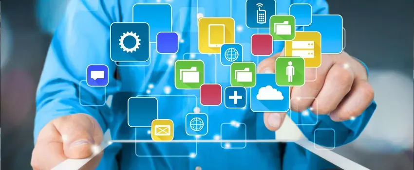 Un profesional de marketing explorando las herramientas de integración de aplicaciones, los conectores de aplicaciones y los sistemas de integración (EAI).