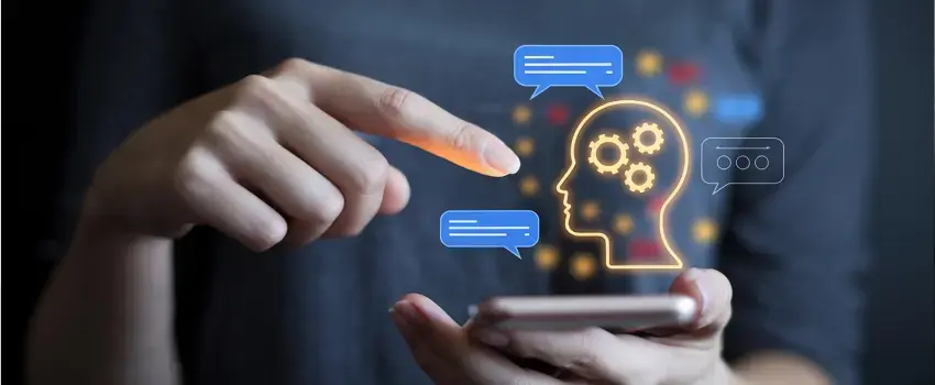 Persona interactuando con contenido que tiene visibilidad en buscadores de IA, gracias a la implementación de una estrategia de generative engine optimization (AEO).