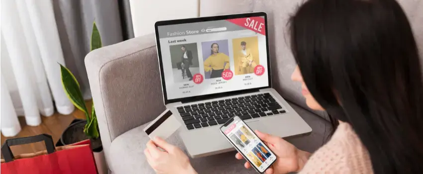 Persona aprovechando los días de Hot Sale para comprar ropa en tienda e-commerce.