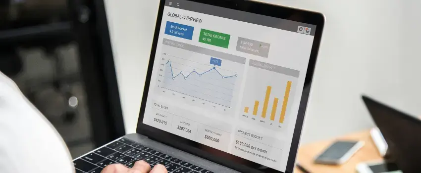 Especialista utilizando herramientas seo de Google en su computadora para optimizar estrategias de posicionamiento web.