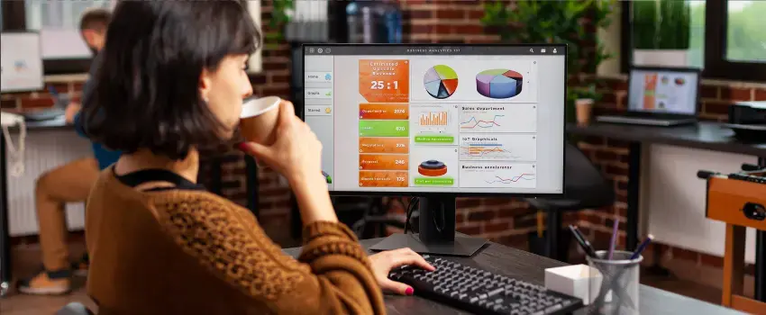Profesional analizando indicadores clave de rendimiento (KPIs de marketing) para optimizar campañas digitales.