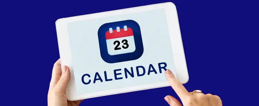 Tablet con ícono de calendario comercial utilizado en la planeación de campañas de marketing estacional.