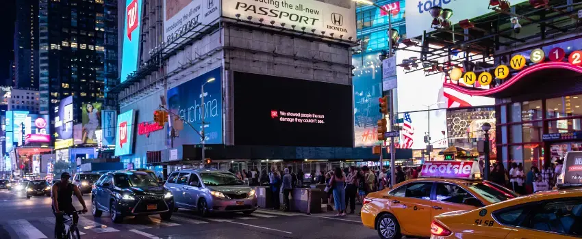 Espectaculares y anuncios luminosos urbanos representando las diferencias entre marketing y publicidad de una marca. 