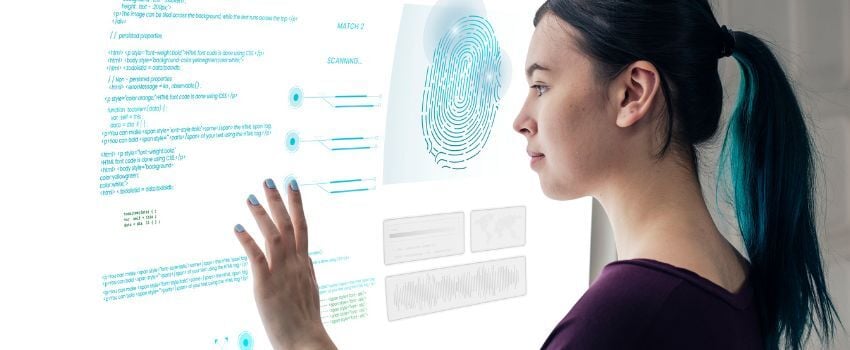 Persona realizando una búsqueda en AI Mode de Google e interactuando con los resultados sobre una pantalla táctil