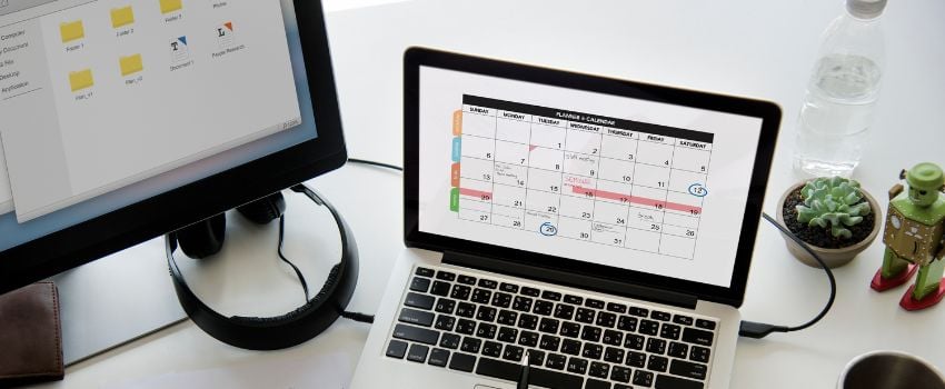 Laptop y monitor mostrando un calendario de contenidos para un blog
