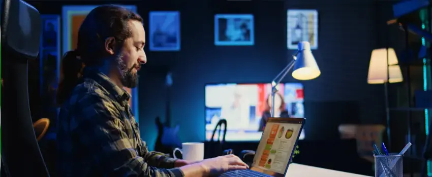 Especialista en marketing analizando datos de consumo y campañas de publicidad digital en su laptop.