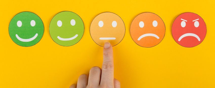 Encuesta de satisfacción efectiva siendo manipulada por un cliente, que escoge la mejor calificación