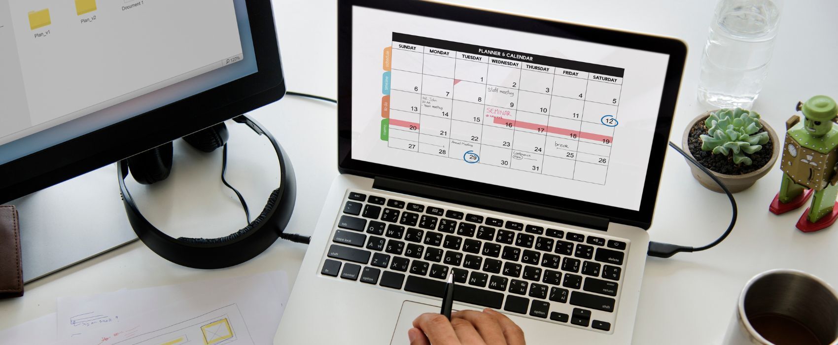 una mano varonil tocando el mousepad de una macbook; en la pantalla se ve un calendario