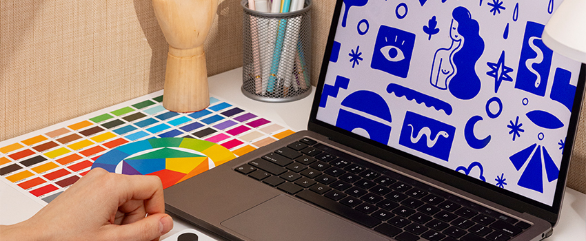 Persona de equipo creativo usando sus habilidades de creatividad en marketing para un diseño con IA generativa