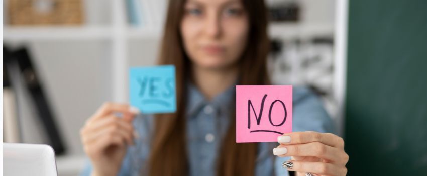 Persona mostrando un postit que dice sí y otro que dice no, ejemplificando el comportamiento de la cultura de la cancelación de marcas y el boicot de marcas