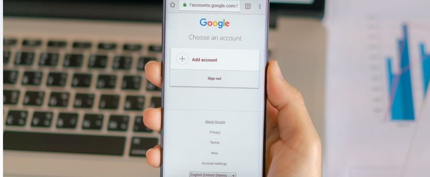 Persona accediendo a su cuenta de Google Trends, revisando qué es y qué ventajas trae su nueva API