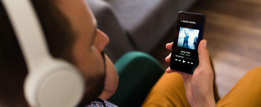 Persona mirando marketing personalizado del Spotify Wrapped, disfrutando de la experiencia de la mercadotecnia personalizada