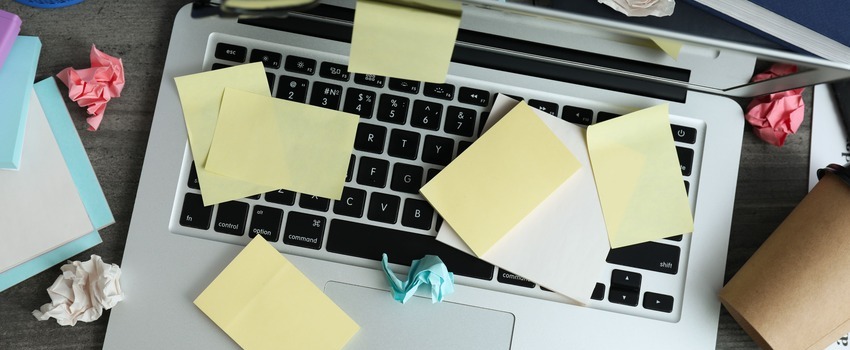 laptop-trabajo-oficina-desorden
