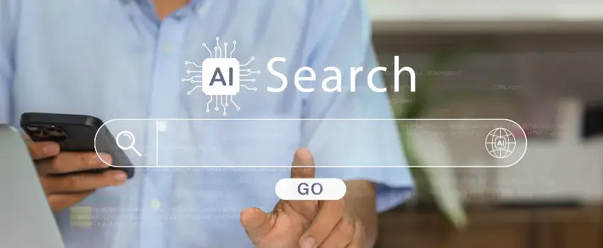 Vista de cerca de un usuario utilizando su computadora y smartphone frente a una interfaz gráfica de Inteligencia Artificial enfocada en motores de respuestas y SEO moderno.