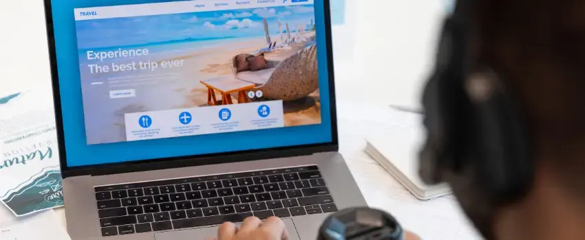 Potencial cliente lee contenido relevante en una landing page diseñada para convertir.