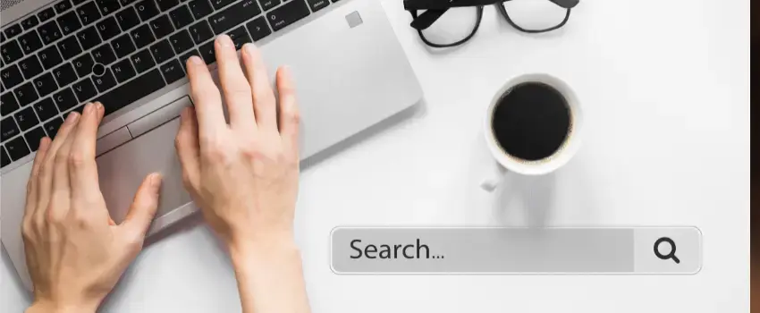 Usuario está realizando una investigación de palabras clave en su computadora para entender qué son las keywords y posicionar su sitio web.