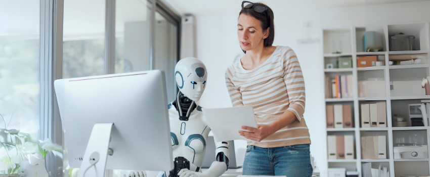 mujer y robot trabajando juntos