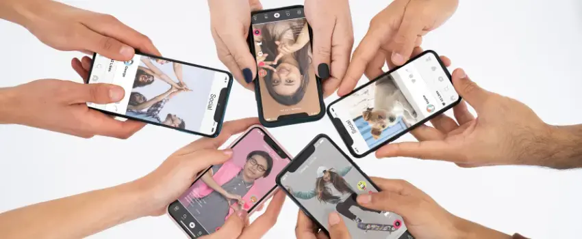 Celulares mostrando contenidos virales y tendencias en redes sociales para marcas.