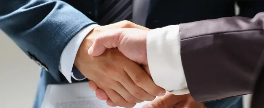 Consultor cerrando una venta con éxito al aplicar los pasos del modelo de venta consultiva