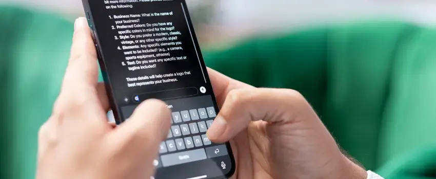 Manos sosteniendo un celular e interactuando con un modelo de IA, ejemplificando la auditoría de respuestas en plataformas SEO y estrategias de AEO.