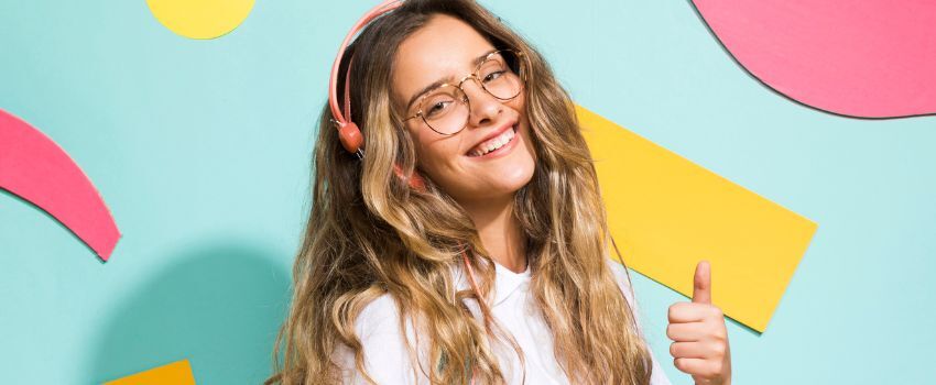 Persona sonriendo a la cámara y haciendo gesto de